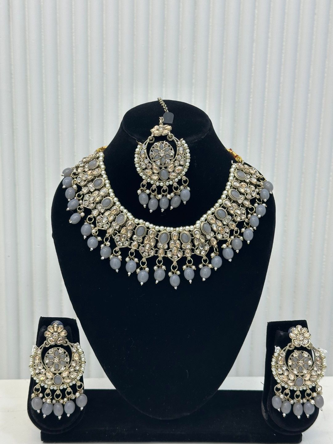 Mehendi Polish Necklace Set In Grey