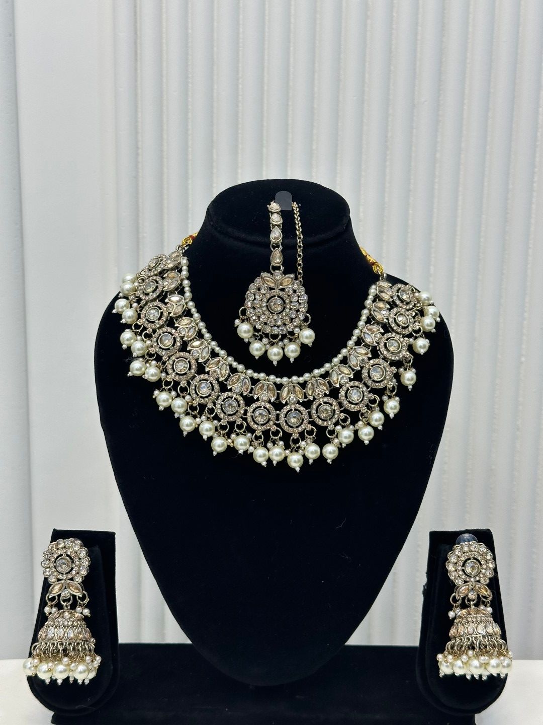 Mehendi Polish Necklace Set In White